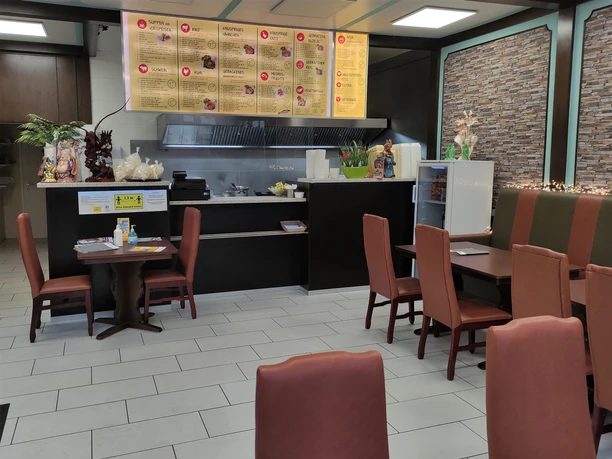 Innenbereich Asia Wok Innenbereich Asia Wok mit Tresen und Speisekarte im Hintergrund