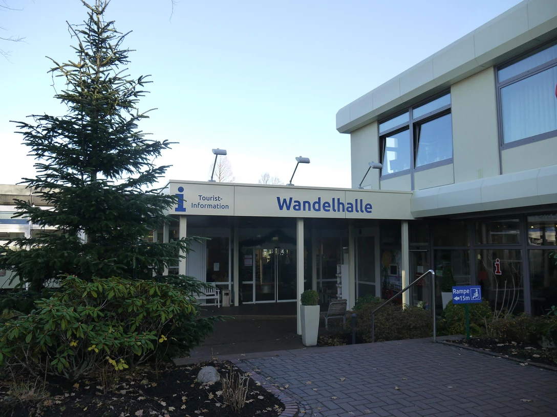 tourist-information-weihnachtszeit.jpg Eingang der Tourist-Information Bad Zwischenahn mit Weihnachtsbaum und Hinweisschild zur Rampe.