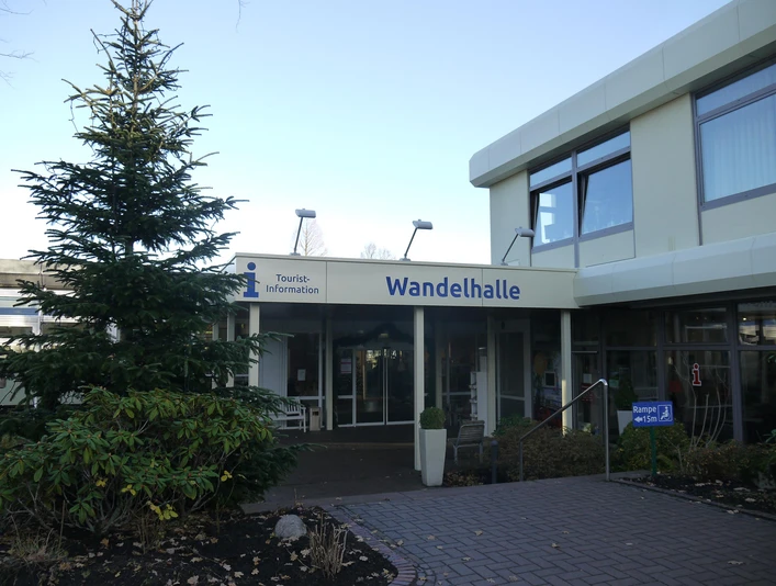 tourist-information-weihnachtszeit.jpg Eingang der Tourist-Information Bad Zwischenahn mit Weihnachtsbaum und Hinweisschild zur Rampe.