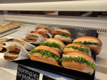 Belegte Brötchen mit Wurst und Käse