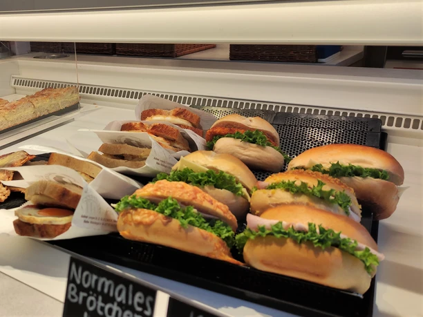 Auslage Backparadies Mühlenbernd Belegte Brötchen mit Wurst und Käse