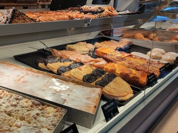 Kuchen Backparadies Mühlenbernd Berliner, Kuchen, Nussecken und weiteres süßes Gebäck in der Auslage