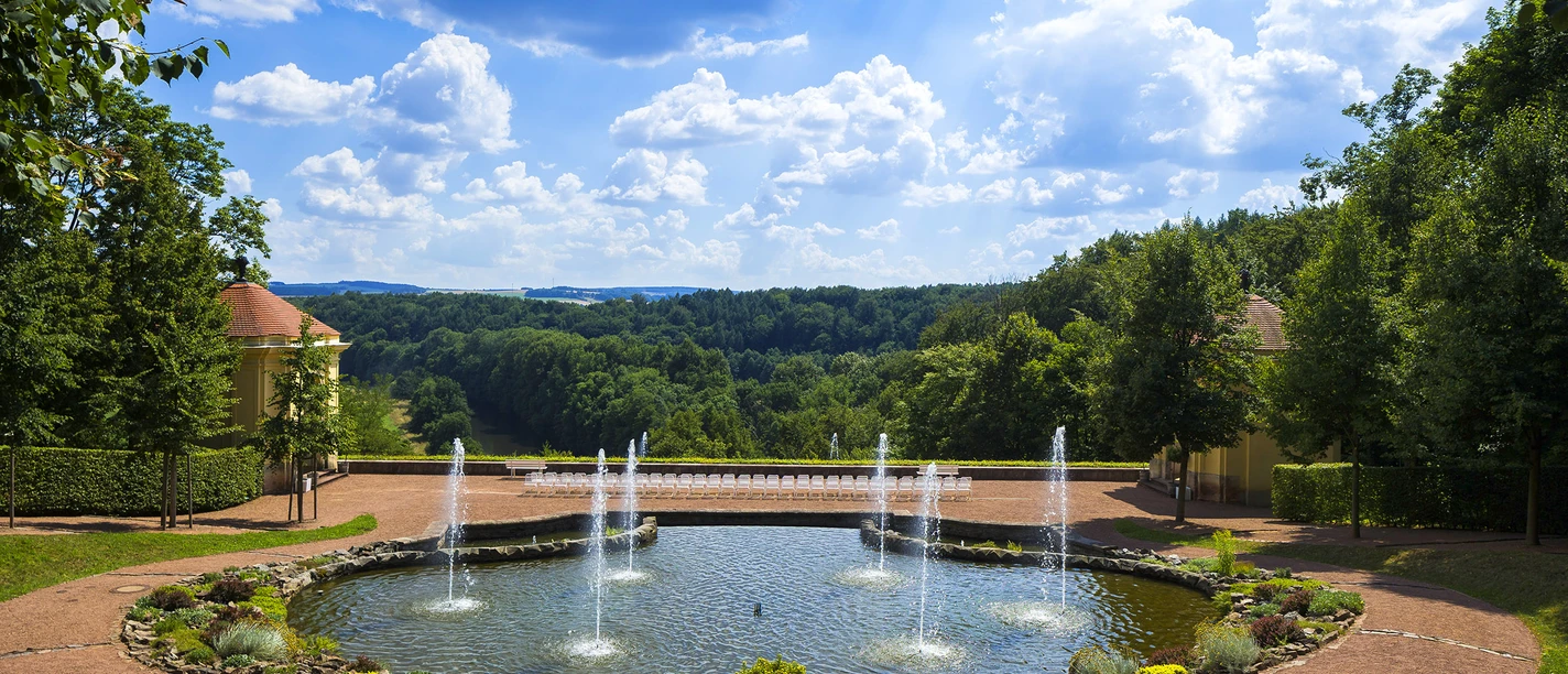 Wasserspiel "Sieben Künste" im Park DEU/Sachsen/ Lichtenwalde (© Sylvio Dittrich +49 1772156417)Schloss Lichtenwalde ist ein im gleichnamigen Ortsteil der Gemeinde Niederwiesa im Landkreis Mittelsachsen befindliches Barockschloss im Eigentum des Freistaates Sachsen. Umgeben ist das Schloss von einem Barockpark mit zahlreichen Wasserspielen, der im Jahre 2005 zu einem der schönsten Parks Deutschlands gekürt wurde.