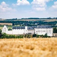 Schloss Wildenfels (C) Oliver Göhler_(1600_x_1200).jpg Schloss Wildenfels thront vor einer goldenen Getreidefeldkulisse unter blauem Himmel.Wildenfels Castle sits enthroned in front of a golden cornfield backdrop under a blue sky.Zámek Wildenfels trůní na pozadí zlatého kukuřičného pole pod modrou oblohou.Zamek Wildenfels stoi na tronie przed złotym tłem pola kukurydzy pod błękitnym niebem.Kasteel Wildenfels troont voor een gouden achtergrond van korenvelden onder een blauwe hemel.Il castello di Wildenfels troneggia davanti a un campo di grano dorato, sotto un cielo azzurro.