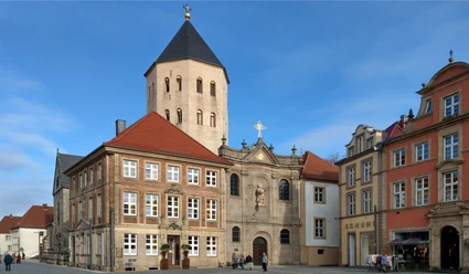 Gaukirche St. Ulrich in Paderborn mit markantem oktogonalem Turm und barocker Fassade.
