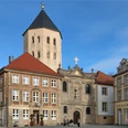 Gaukirche St. Ulrich in Paderborn mit markantem oktogonalem Turm und barocker Fassade.