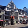 Heisingsches Haus und Tourist Information Historisches Fachwerkhaus mit reich verziertem Giebel, Sitz der Touristeninformation, umgeben von Geschäften.