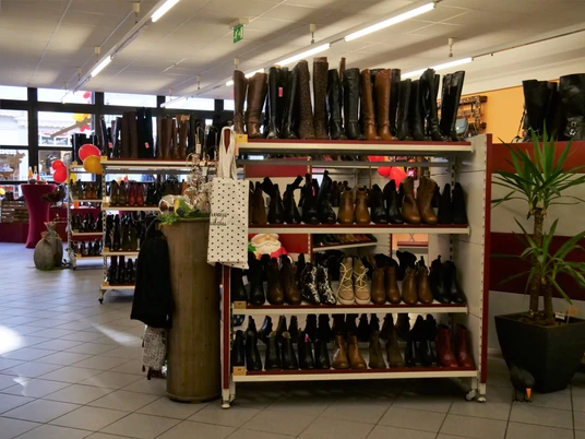 Sabot.jpg Regale mit Damenstiefeln