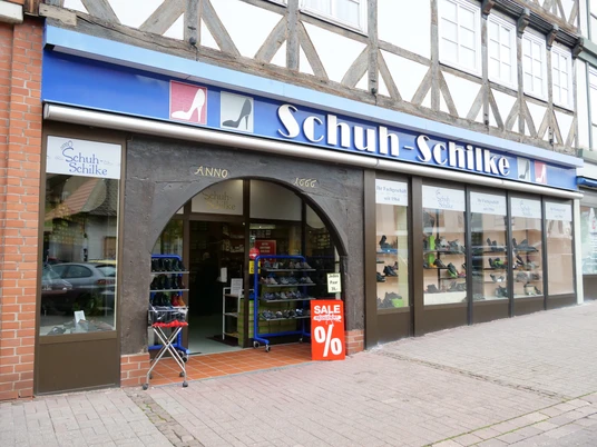 Schilke-aussen.JPG Schaufenster von Schuh Schilke