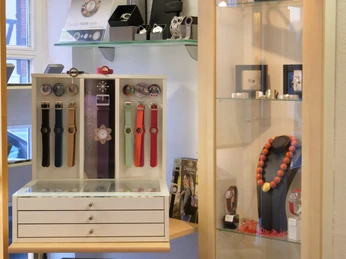 Leuner-Uhren.jpg Bunte Uhrenarmbänder und eine Vitrine mit Schmuck