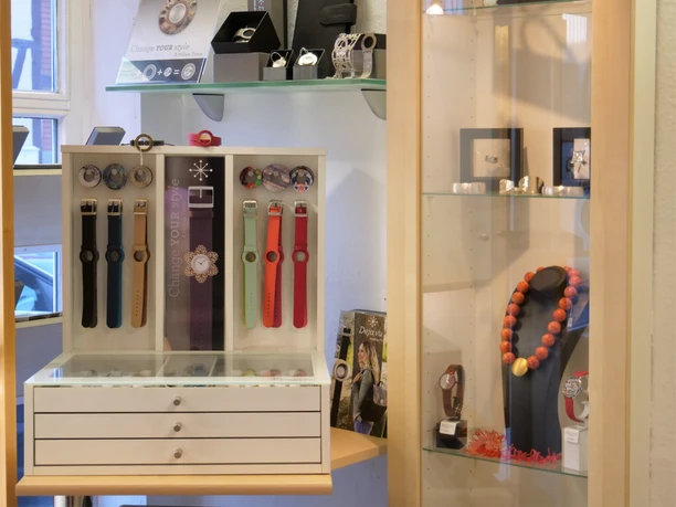 Leuner-Uhren.jpg Bunte Uhrenarmbänder und eine Vitrine mit Schmuck