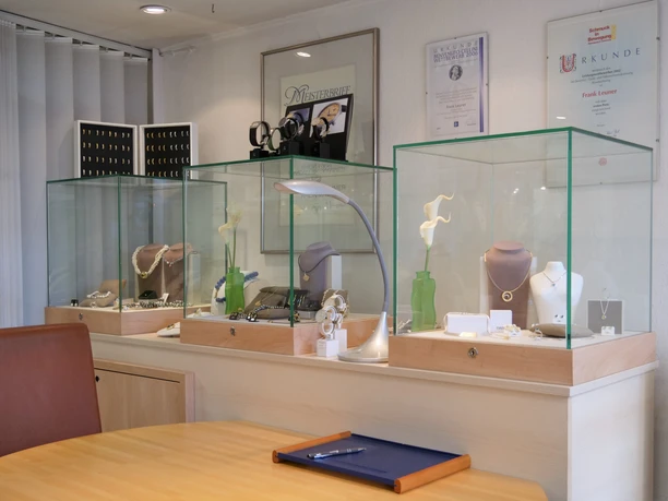 Drei kleine Vitrinen mit Halsketten und weiterem Schmuck