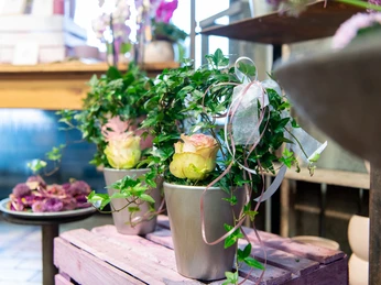 Mock-3.jpg gelbe Rosen mit Efeu in silbernen Vasen