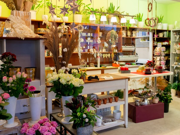 Tresen und diverse Vasen mit Schnittblumen