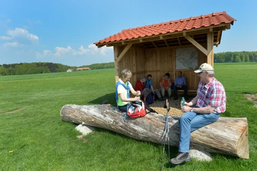 Schutz- und Picknickhütte auf dem Knipsberg Schutzhütte auf dem Knipsberg mit Picknickbank, umgeben von Wiesen und Wäldern im Hintergrund.