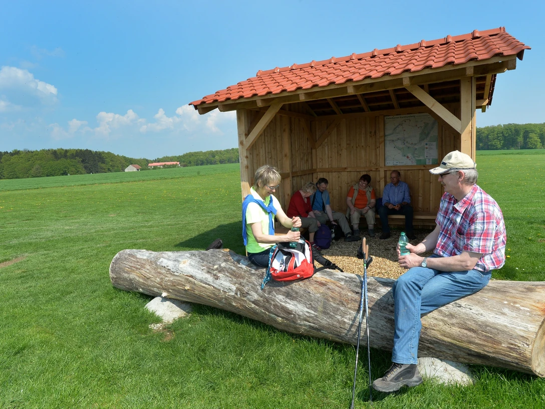 Schutz- und Picknickhütte auf dem Knipsberg Schutzhütte auf dem Knipsberg mit Picknickbank, umgeben von Wiesen und Wäldern im Hintergrund.