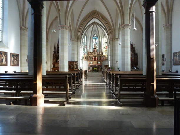 Innenansicht der Pfarrkirche St. Margaretha mit hohen Gewölben und lichtdurchfluteten Kirchenfenstern.