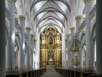 Marktkirche, Innenansicht Blick auf die prachtvolle Innenansicht der Marktkirche mit kunstvollen Verzierungen und Altardetails.
