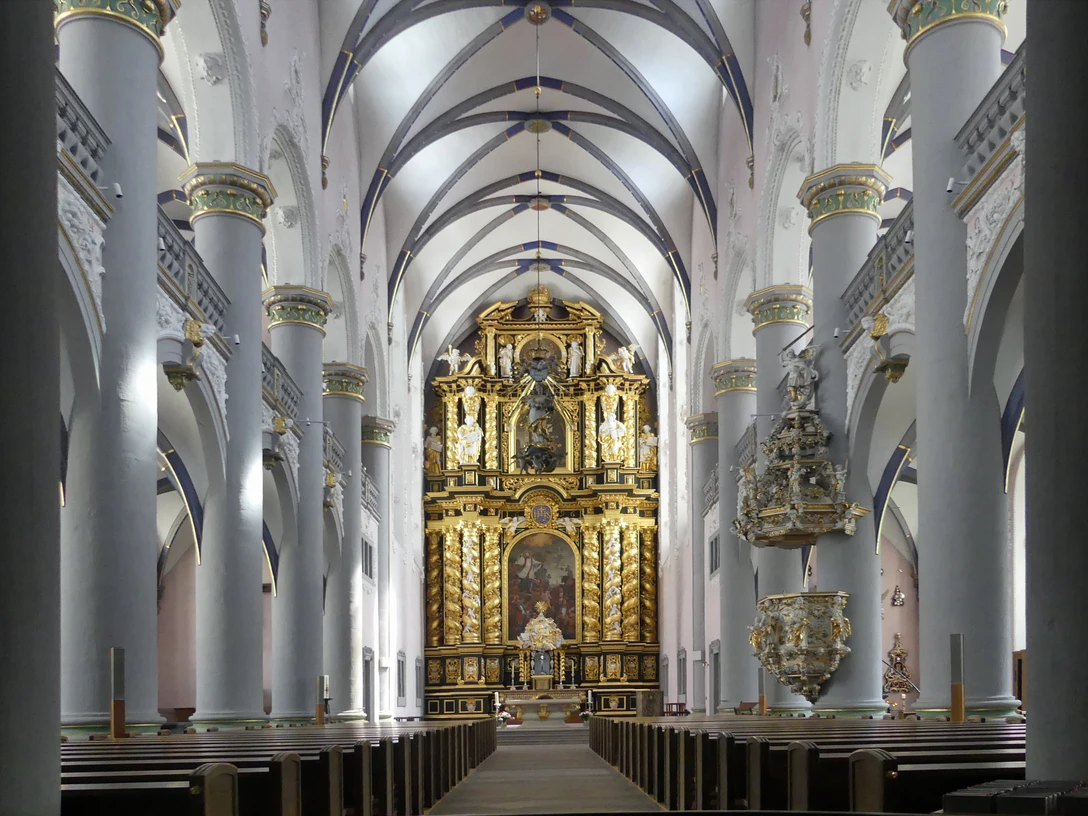 Marktkirche, Innenansicht Blick auf die prachtvolle Innenansicht der Marktkirche mit kunstvollen Verzierungen und Altardetails.