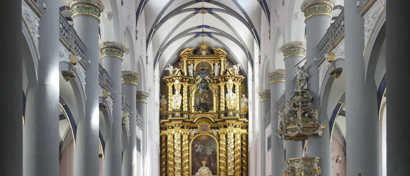 Marktkirche, Innenansicht Blick auf die prachtvolle Innenansicht der Marktkirche mit kunstvollen Verzierungen und Altardetails.