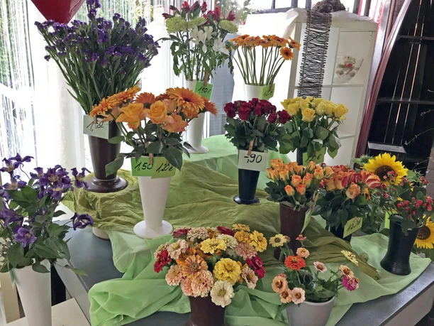 Duerkop-Schnittblumen.jpg Vasen mit Schnittblumen