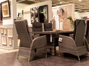 Möbelhof-8.jpg Rattan-Stühle und Tisch