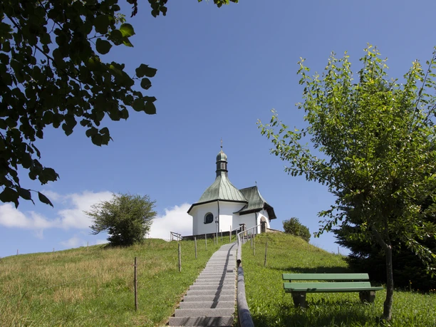 Kriegergedächtniskapelle Treppe (c) Ammergauer Alpen GmbH
