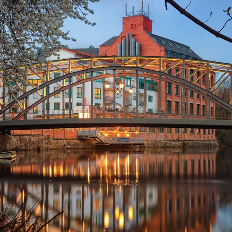 Pont de Könneritz, Leipzig – voies navigables et culture industrielle Vue sur le pont Könneritz, éclairé le soir, qui enjambe le canal Karl-Heine et relie les quartiers de Plagwitz et Schleußig.