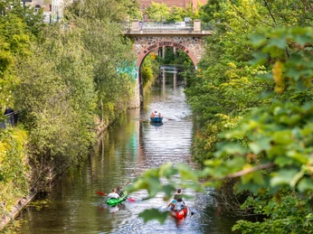 König-Albert-Brücke am Karl-Heine-Kanal Leipzig - Wasserwege in Leipzig oto des Kanals sowie der König-Albert-Brücke im Hintergrund; Sommer, Grün, angrenzende Gebäude, Fassaden, Industriecharme, SpazierwegKanał z mostem króla Alberta w tle; lato, zieleń, sąsiadujące budynki, fasady, styl industrialny, deptakPhoto of the canal with the König-Albert Bridge in the background; summer, green, neighbouring buildings, facades, industrial charm, pathsPhoto du canal devant le pont König-Albert ; été, verdure, bâtiments limitrophes, façades, charme des bâtiments industriels, chemin de randonnéeFotografie kanálu a mostu König-Albert-Brücke v pozadí; léto, zeleň, přilehlé budovy, fasády, šarm bývalých průmyslových staveb, procházkové trasy