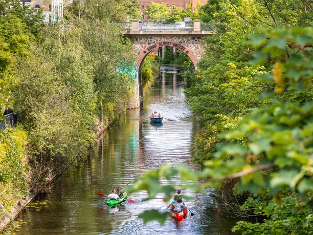 oto kanał i most König-Albert-Brücke w tle; lato, zieleń, sąsiednie budynki, fasady, industrialny urok, promenada