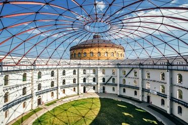 Arena am Panometer Leipzig - Industriekultur in Leipzig Blick in die Open Air Rotunde der Arena am Panometer, im Hintergrund das Panometer vor blauem Himmel, Industriekultur, Veranstaltungen, Sehenswürdigkeiten