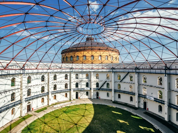 Widok na otwartą rotundę Arena am Panometer, w tle Panometer na tle błękitnego nieba, kultura przemysłowa, wydarzenia, zabytki