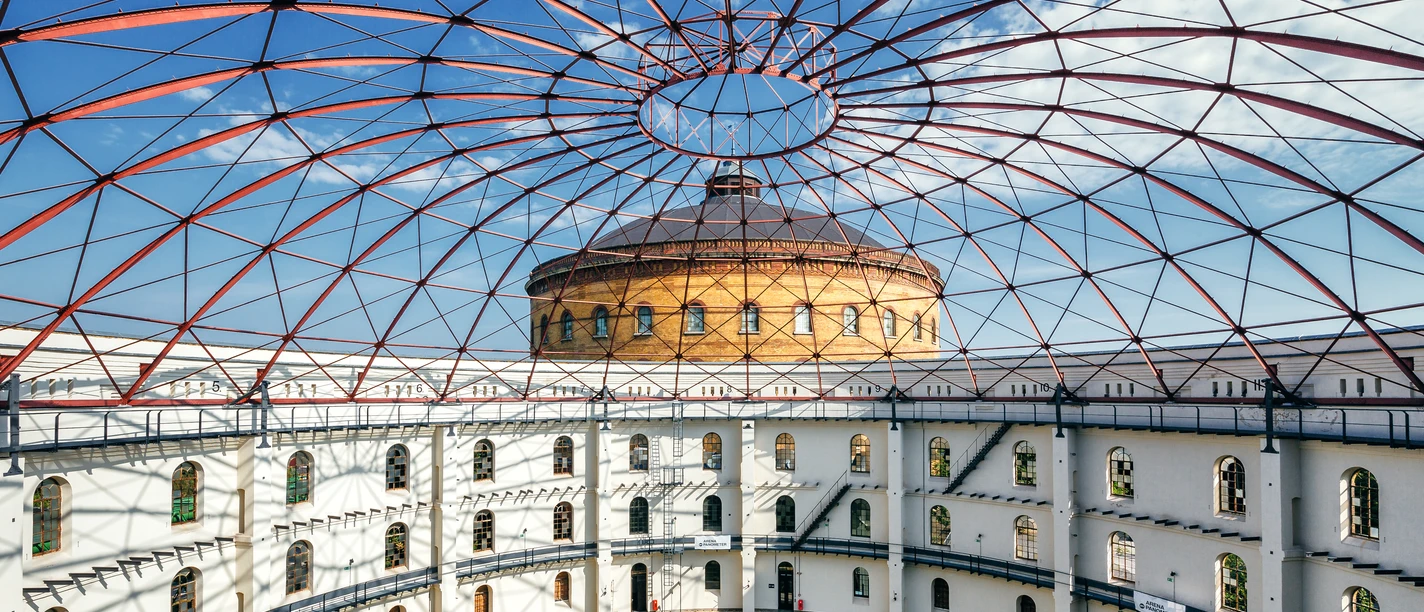 Arena am Panometer Leipzig - Průmyslová kultura v Lipsku Pohled do rotundy pod širým nebem v Aréně am Panometer, v pozadí Panometer na modré obloze, průmyslová kultura, události, památky