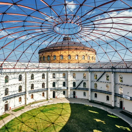 Arena am Panometer Leipzig - Průmyslová kultura v Lipsku Pohled do rotundy pod širým nebem v Aréně am Panometer, v pozadí Panometer na modré obloze, průmyslová kultura, události, památky
