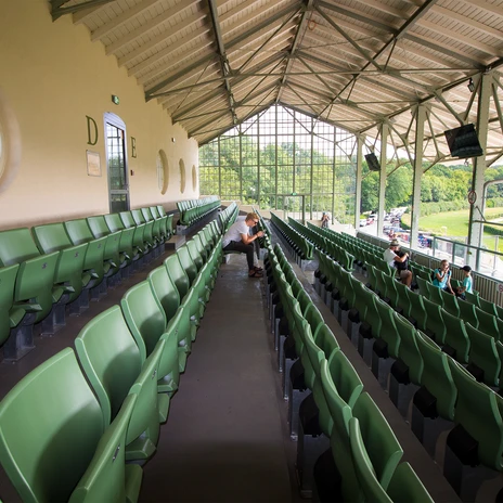 L'hippodrome Scheibenholz de Leipzig – attractions touristiques de Leipzig Vue sur les tribunes de l’hippodrome Scheibenholz, en arrière plan la piste verdoyante, Événements