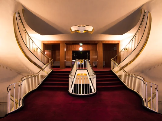 Treppenaufgang der Oper Leipzig - Musikstadt Leipzig Blick in den Treppenaufgang im Eingangsbereich der Oper Leipzig.Wejście na klatkę schodową Opery Lipskiej.View of the staircase in the entrance hall of Oper Leipzig.Vue de la cage d'escalier dans l'entrée de l'Opéra de Leipzig.Pohled na schodiště ve foyer lipské opery