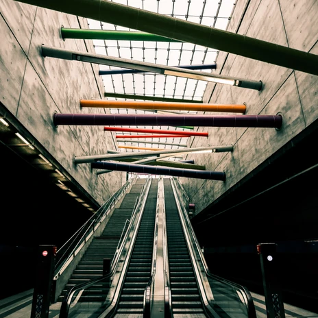 Vlaková stanice Bayerischer Bahnhof Lipsko – architektura v Lipsku Pohled na eskalátory s uměleckou instalací v lipském City Tunelu na nádraží Bayerischer Bahnhof, doprava v Lipsku, příjezd, místní doprava