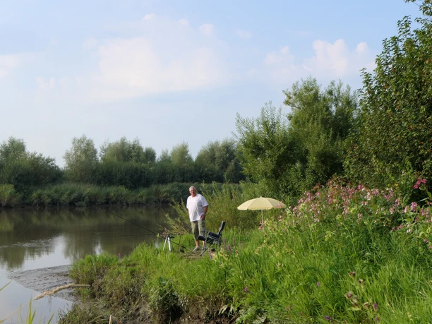 Angler_am_See_Hemmoor_Heidestrandbad