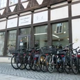 Fahrräder aufgereiht vor dem Eingang