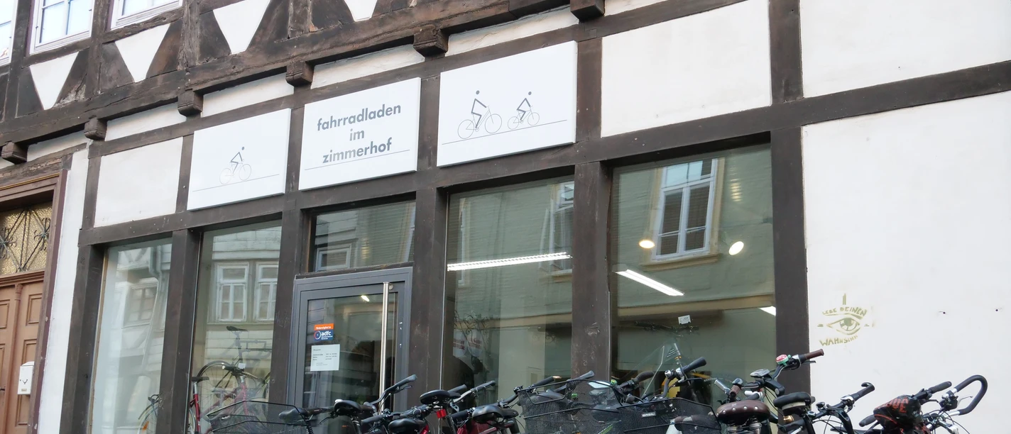 Fahrräder aufgereiht vor dem Eingang