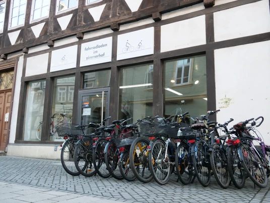 Fahrradladen-Zimmerhof.jpg Fahrräder aufgereiht vor dem Eingang