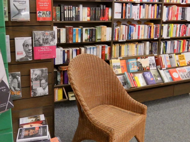 Ein Leseplatz vor einem Regal mit Büchern