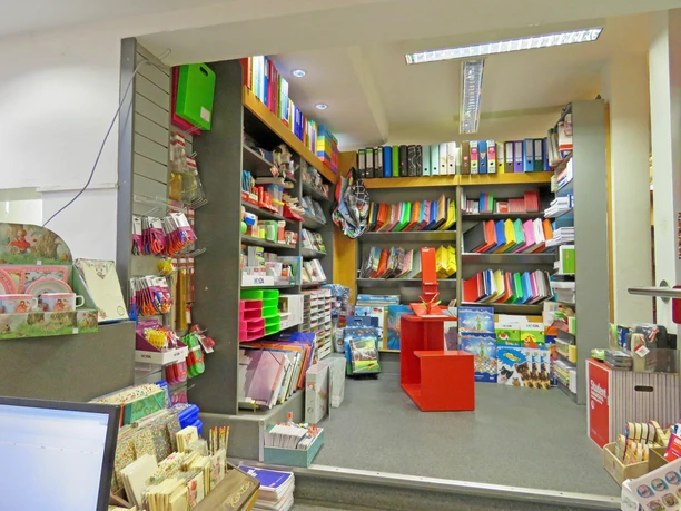 Regale mit bunten Mappen und Heften