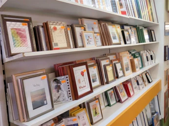 Photo-Porst_0048.jpg Regal mit Bilderrahmen in verschiedenen Größen