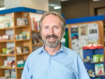 181121_bücherbehr1.jpg Portrait von Inhaber Martin Geißler