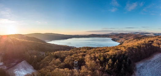 Laacher See zum Sonnenaufgang im Winter