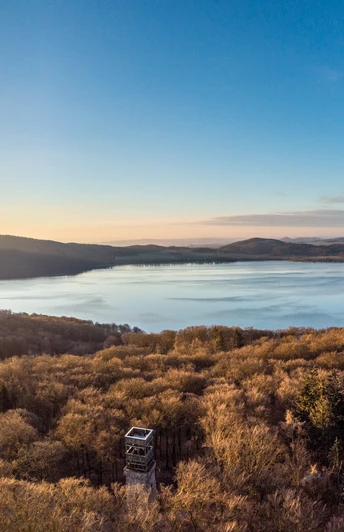 Laacher See zum Sonnenaufgang im Winter