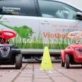 Bobby Car Vlotho fährt ab Links und rechts ein Bobby Car, in der Mitte eine Pylone, im Hintergrund ist ein VW-UP zu sehen