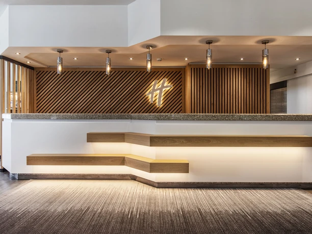 Front Desk des Holiday Inn Düsseldorf-Neuss