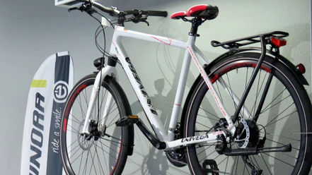 Ein weißes Fahrrad